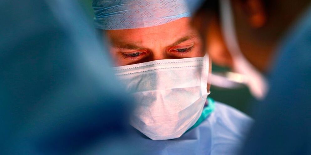 хирургът извършва операция за уголемяване на пениса