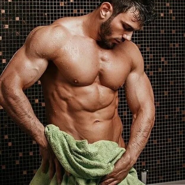 мъж си взе душ преди упражнения за уголемяване на пениса