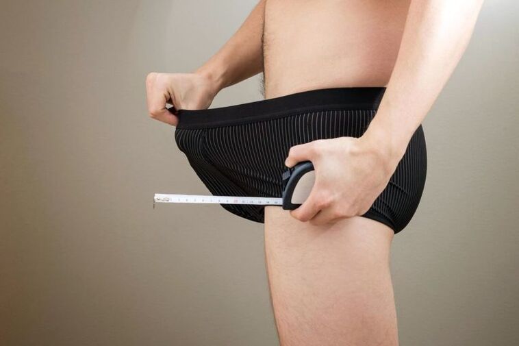 мъж с ролетка измерва пениса преди уголемяване