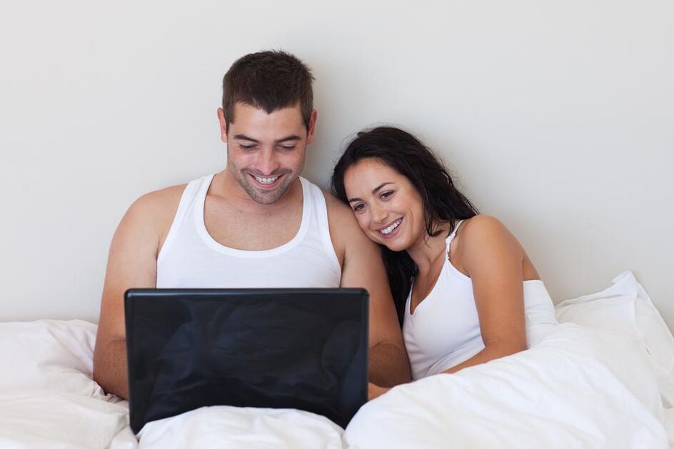 Млада двойка чете рецензии за използването на външни средства за уголемяване на пениса